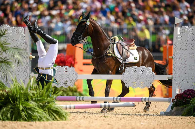 flagra do momento exato que o brasileiro Ruy Fonseca, cai do cavalo