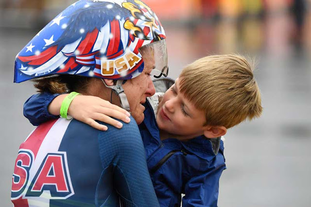 olimpiada rio 2016 Kristin Armstrong sendo abraça seu filho Lucas